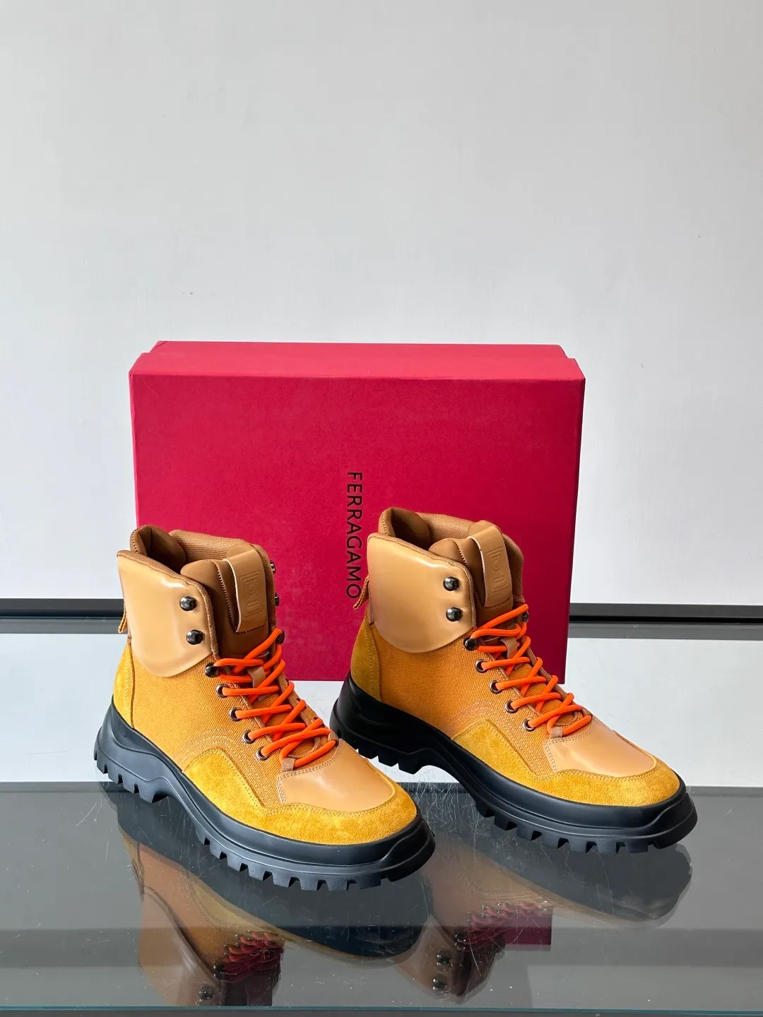 Men's shoes 💰960 Ferragamo's thick-soled lace-up short boots are made of suede + fabric splicing. They have a delicate texture and are breathable. The black rubber thick soles are wear-resistant and have strong traction. They can be worn every day outdoors! The shoelaces are super vibrant and the metal fastener details are perfect. The boot shaft is adjustable, comfortable and stable to wear. It goes well with workwear style or casual style in autumn and winter. It is warm and fashionable. It is suitable for outdoor activities or daily commuting! size: 39-44 (customized at 38.45.46)